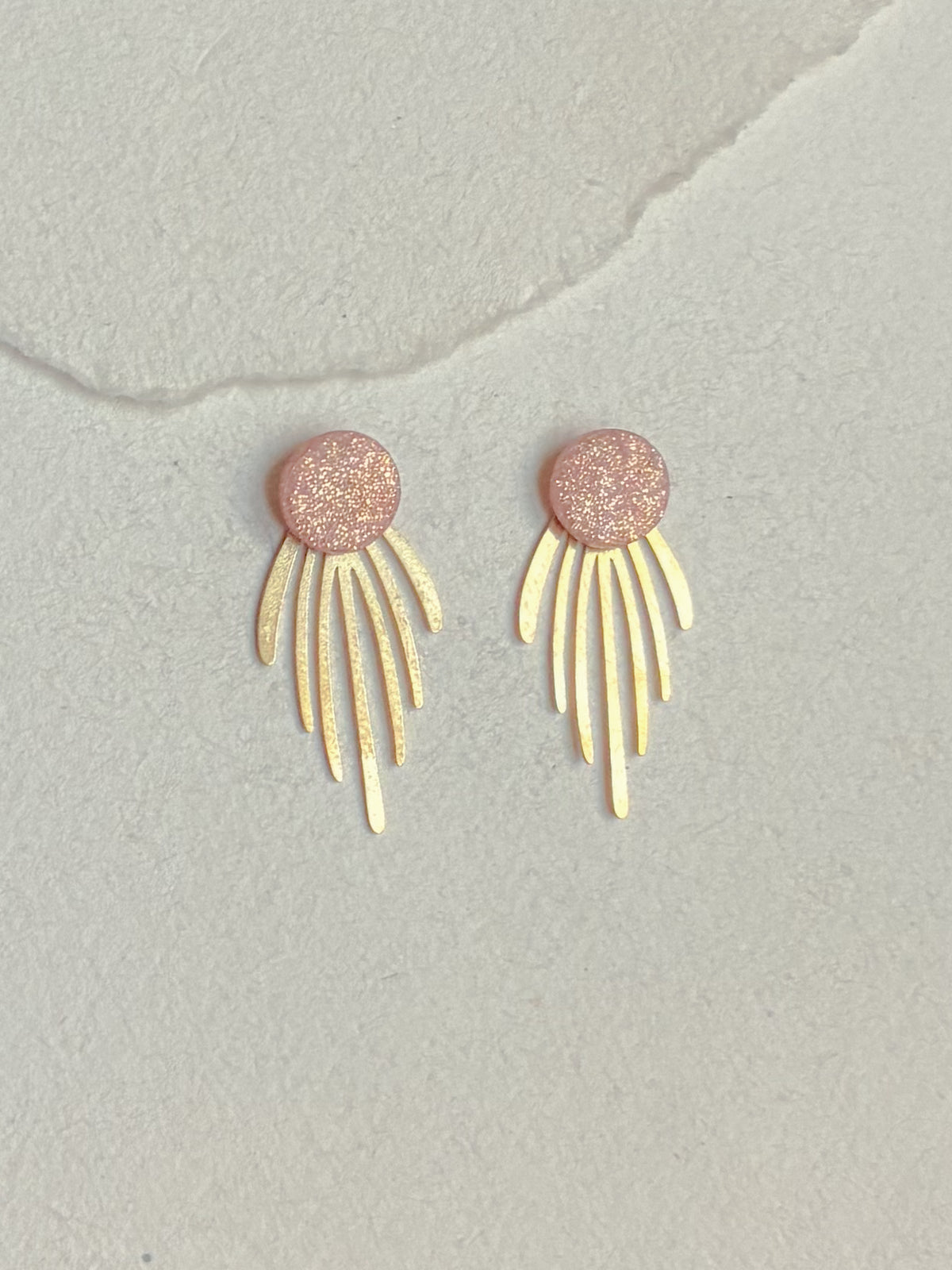 Rosa glimmer dot med bagstykke i messing, lang frynse, fra Winther Design