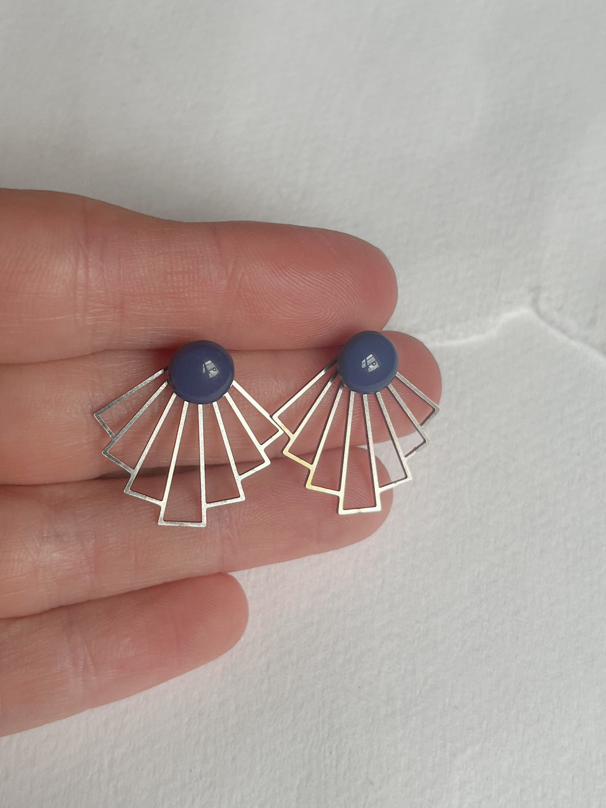 Navy blå dot med bagstykke i stål, wavey, fra Winther Design