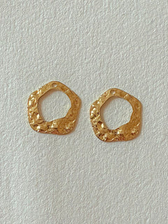 Bagstykke hamret ring i messing fra Winther Design