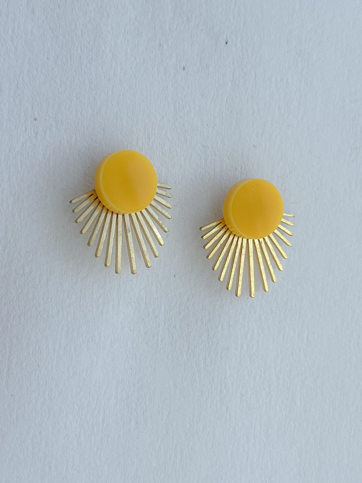 Gul dot med bagstykke i messing, stråle, fra Winther Design