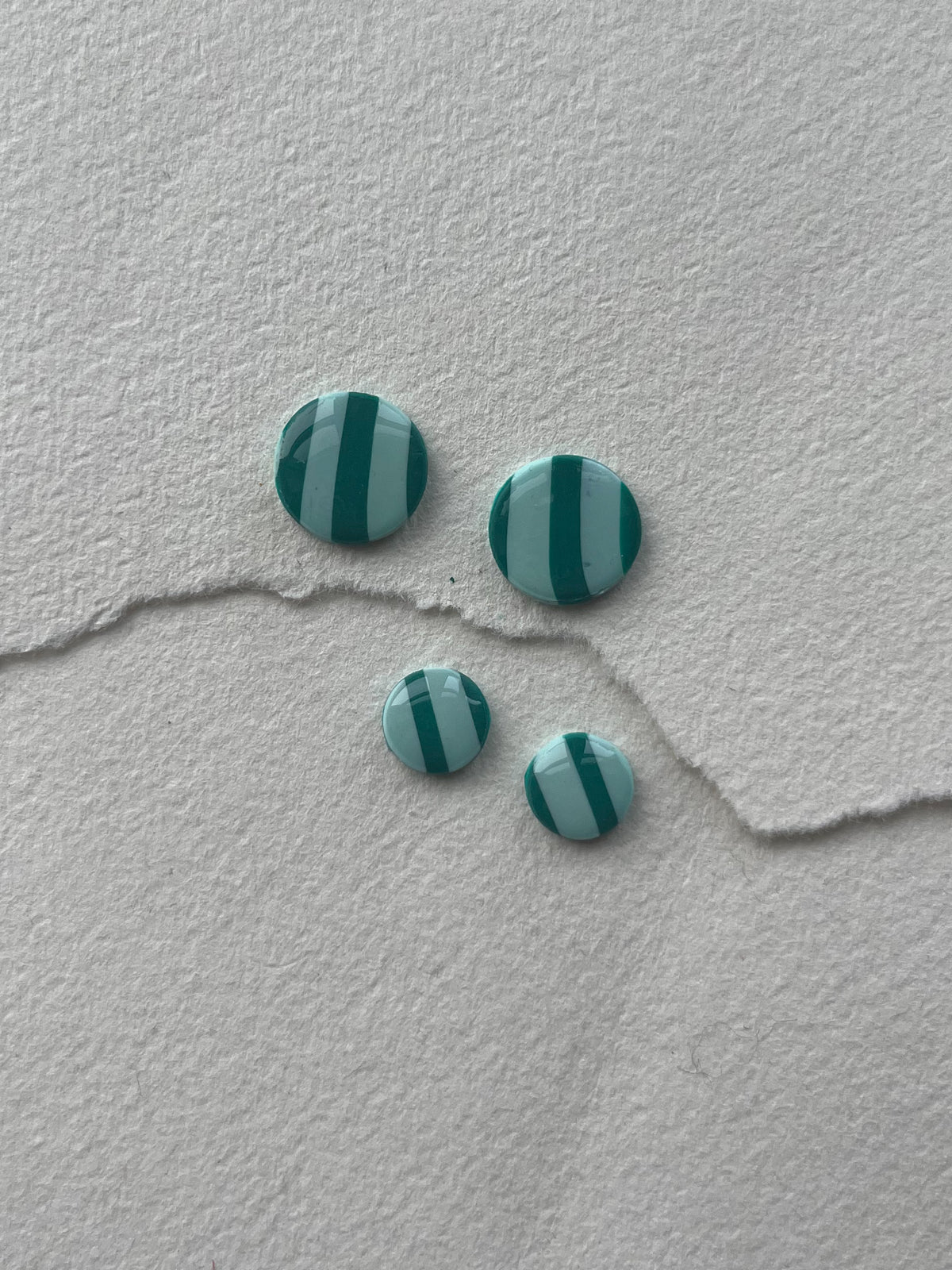 Stribede og tofarvede DOTS ørestikker i akryl, grøn / mint striber, fra Winther Design