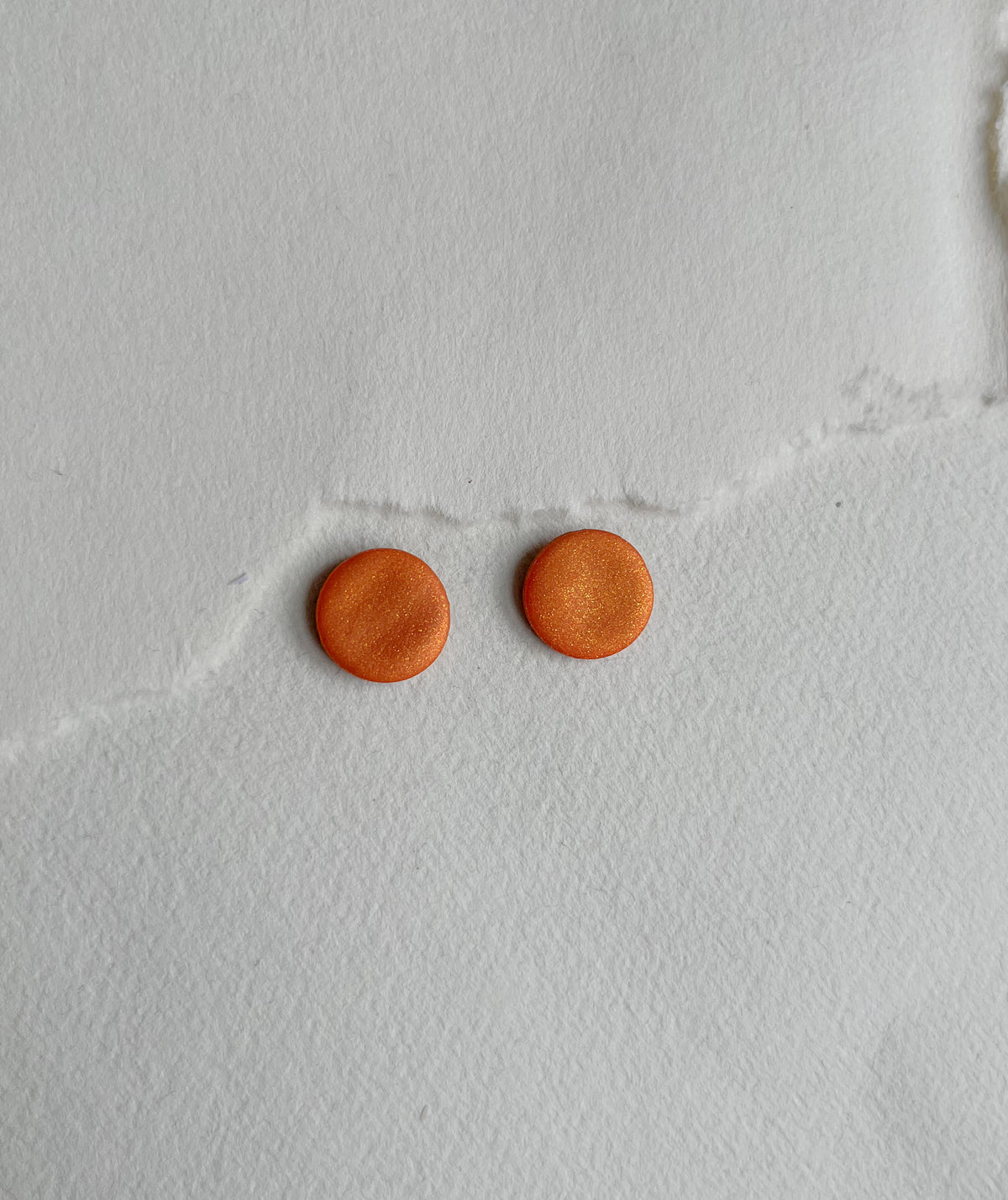 Mønstrede DOTS ørestikker i akryl, orange guld, fra Winther Design