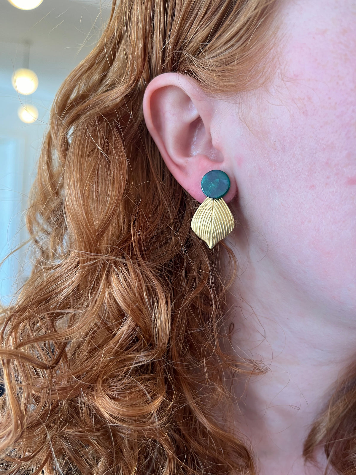 Grøn dot med bagstykke i messing, blade, fra Winther Design