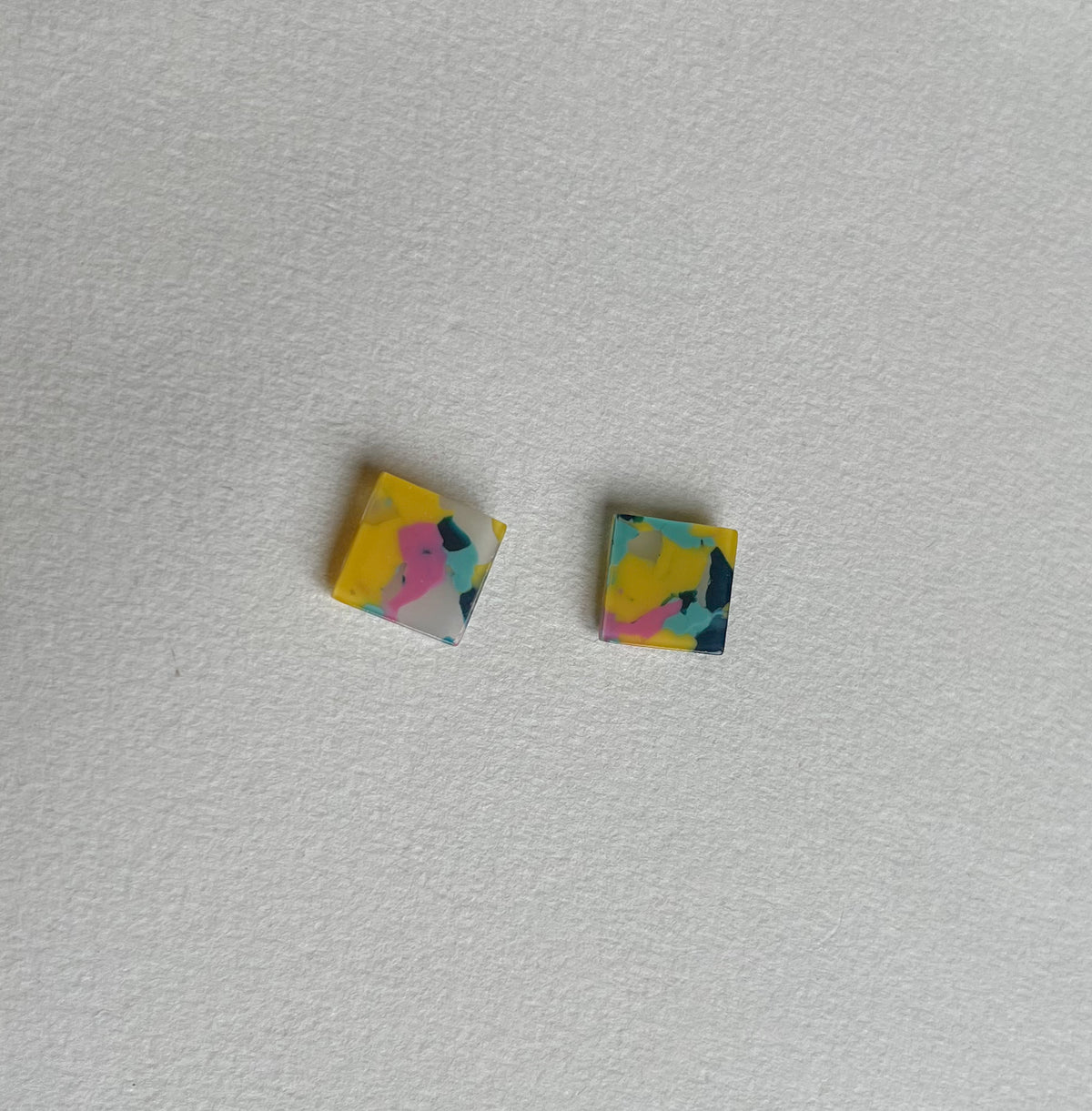 Mønstrede DOTS ørestikker i akryl, gul / pink / blå square, fra Winther Design