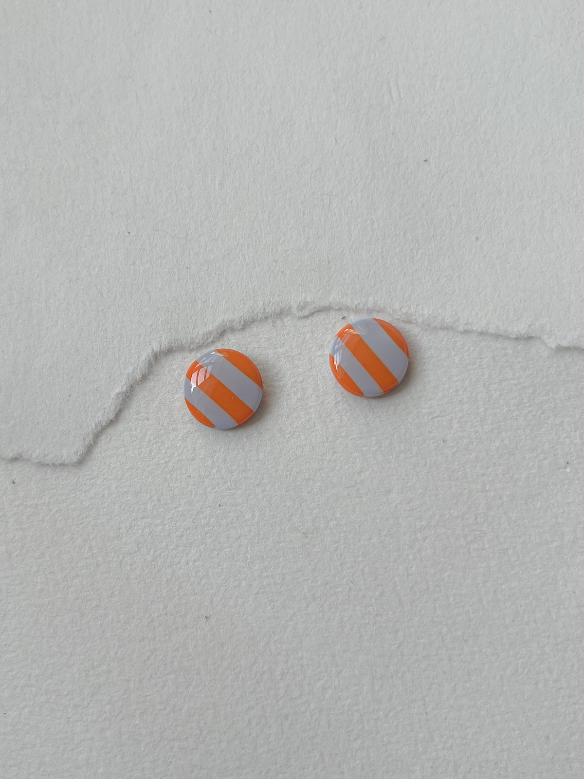 Stribede og tofarvede DOTS ørestikker i akryl, lys blå / orange, fra Winther Design