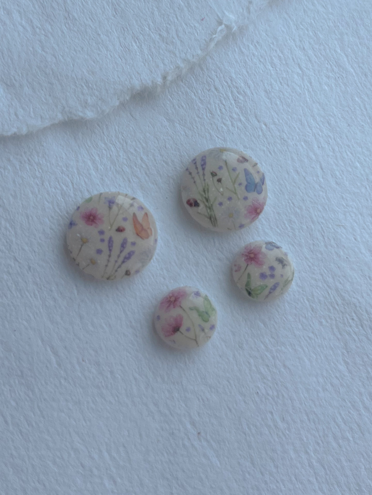 Mønstrede DOTS ørestikker i akryl, blomster og sommerfugle, fra Winther Design