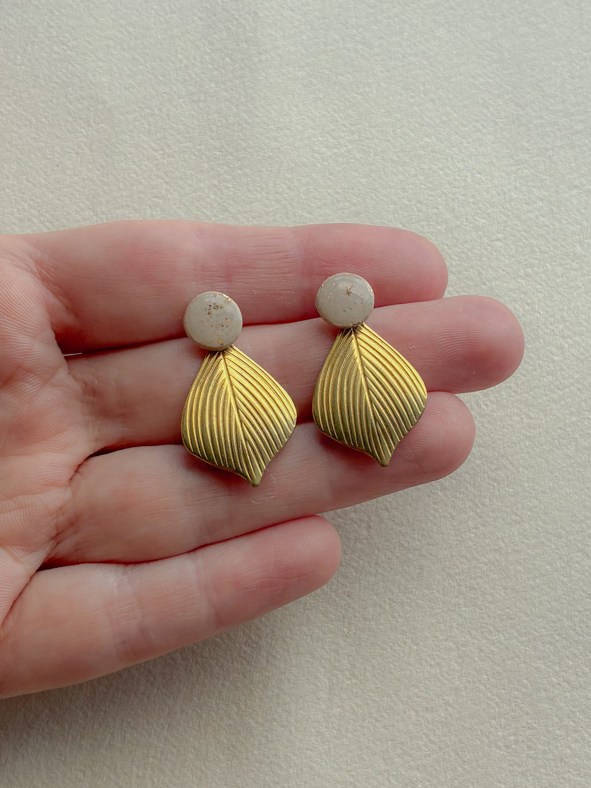 Beige / guld dot med bagstykke i messing fra Winther Design