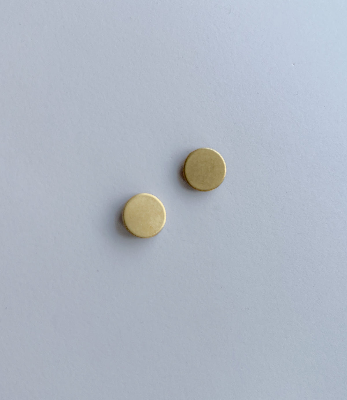 DOTS ørestikker i akryl, messing stikker, fra Winther Design