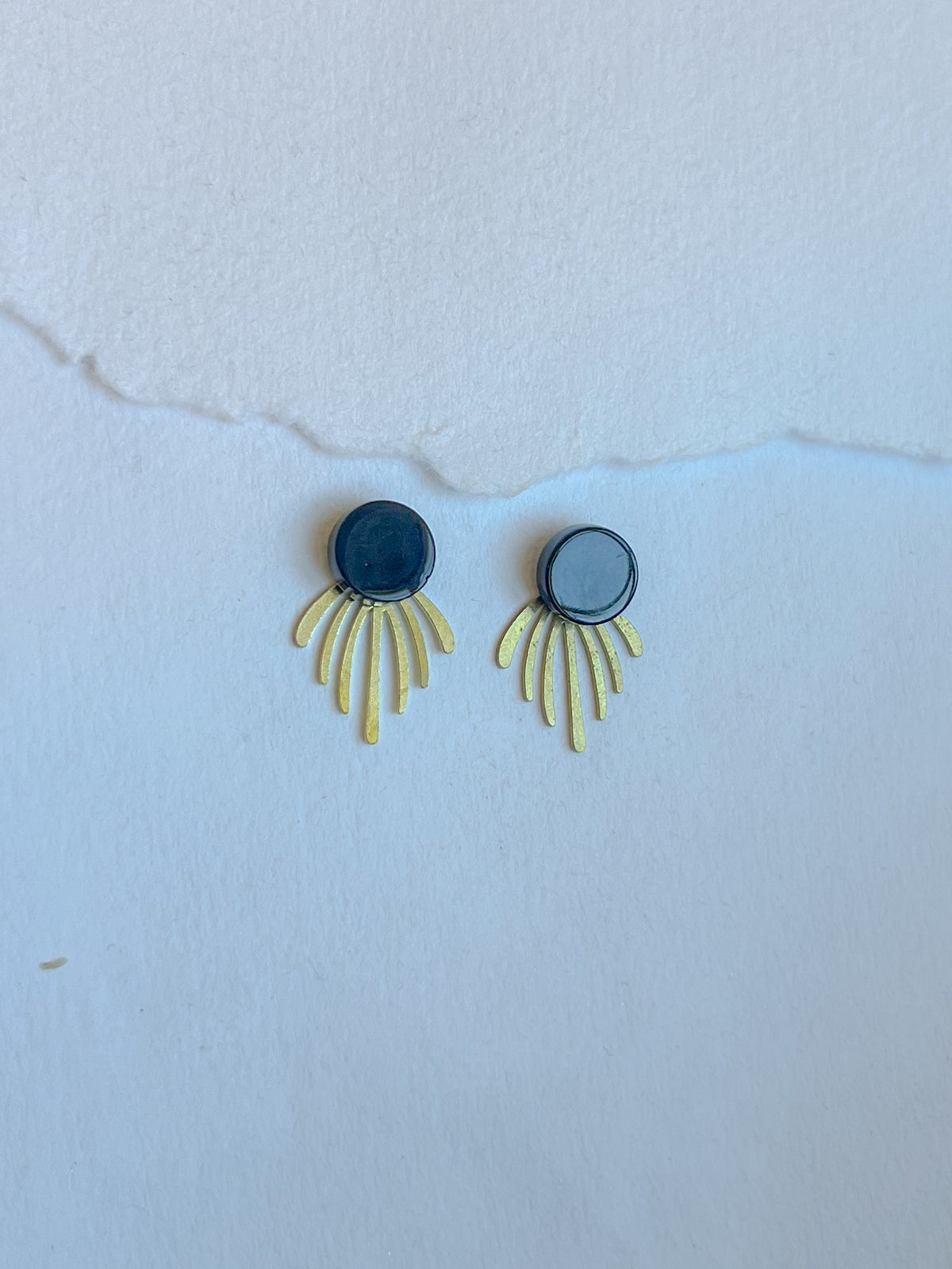 Sort dot med bagstykke i messing, frynse, fra Winther Design
