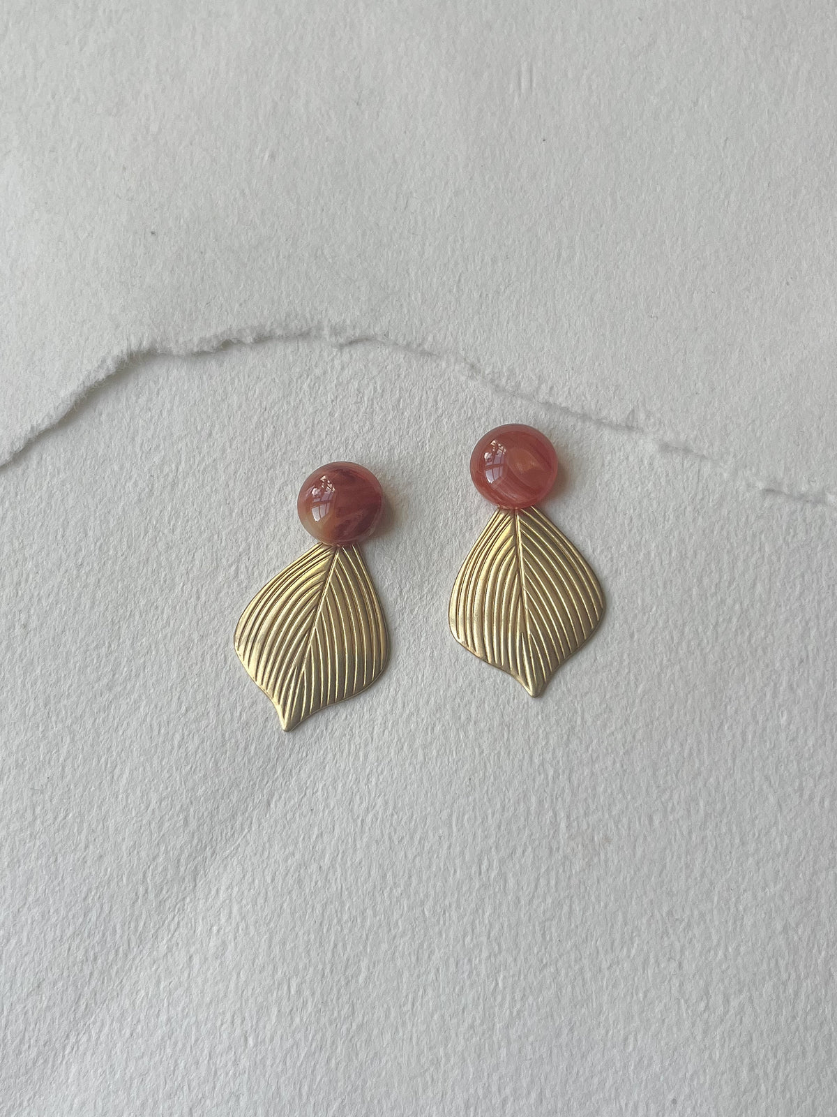 Rød-brun dot med bagstykke i messing, tulip, fra Winther Design