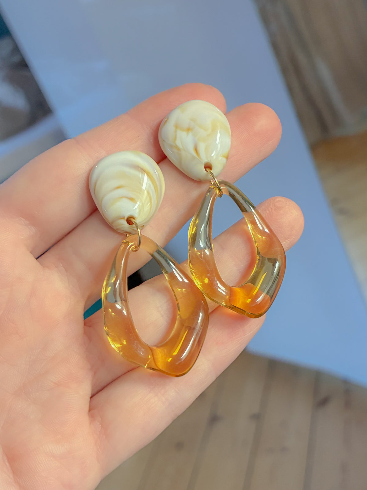 Sandra, statement øreringe i akryl fra Winther Design