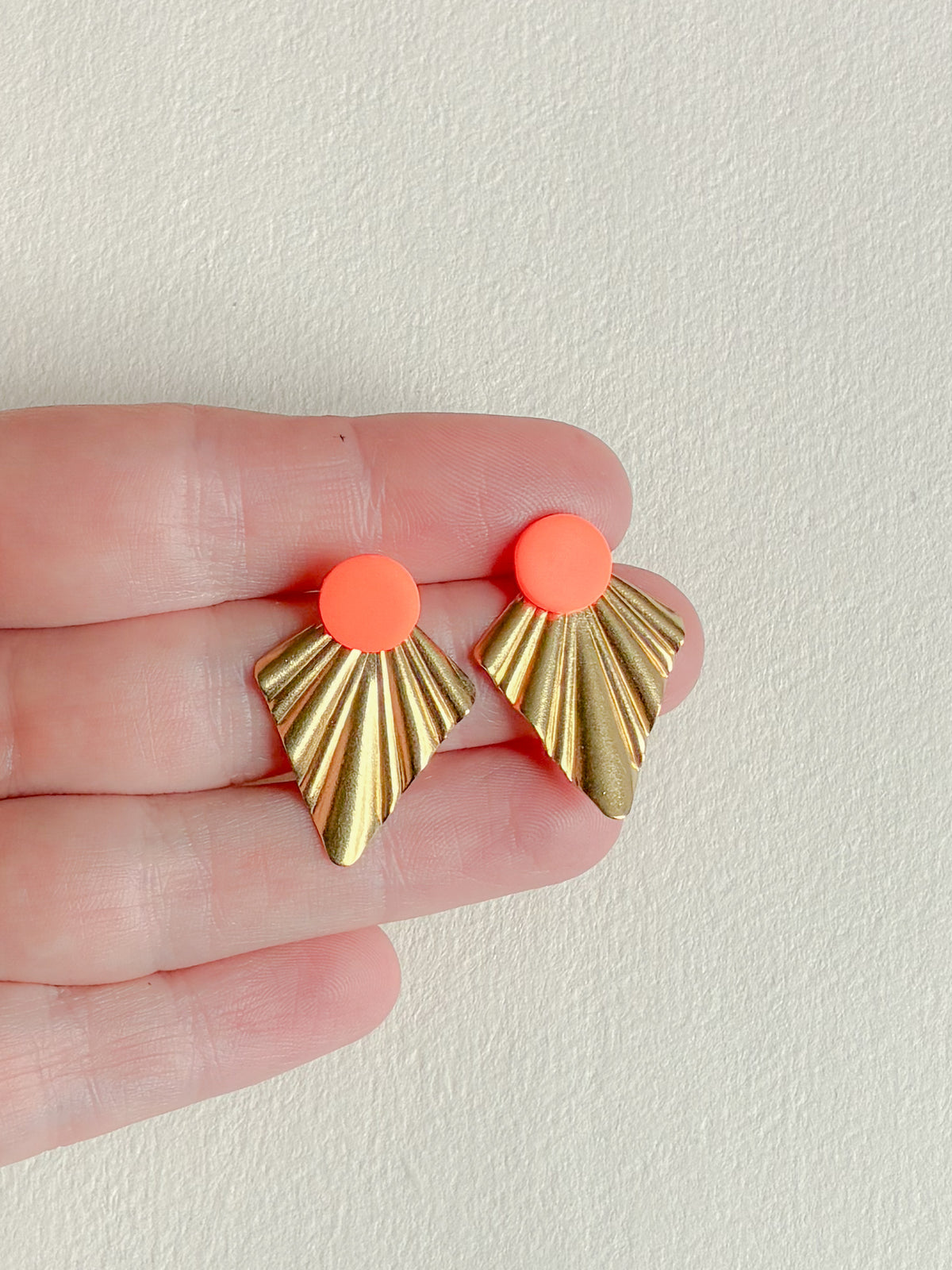 Neon orange dot med bagstykke i messing, draperet, fra Winther Design