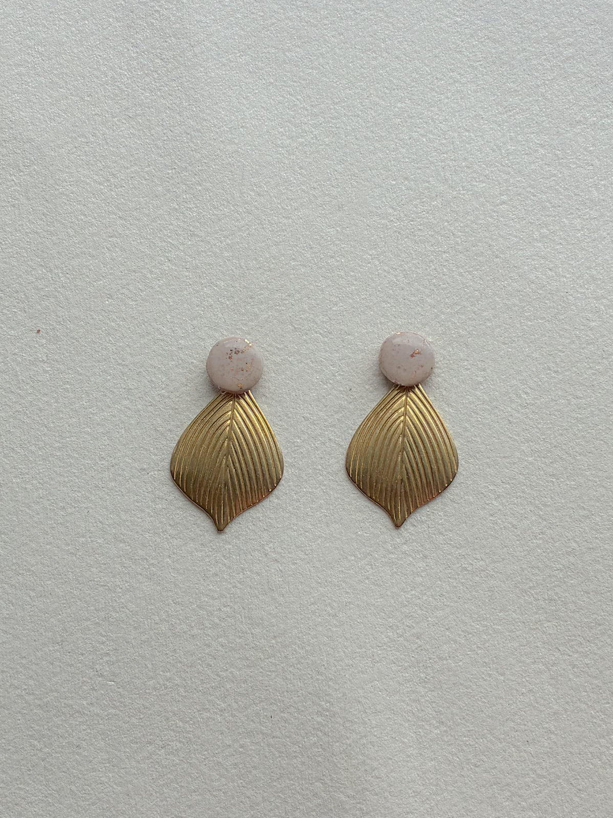 Beige / guld dot med bagstykke i messing fra Winther Design
