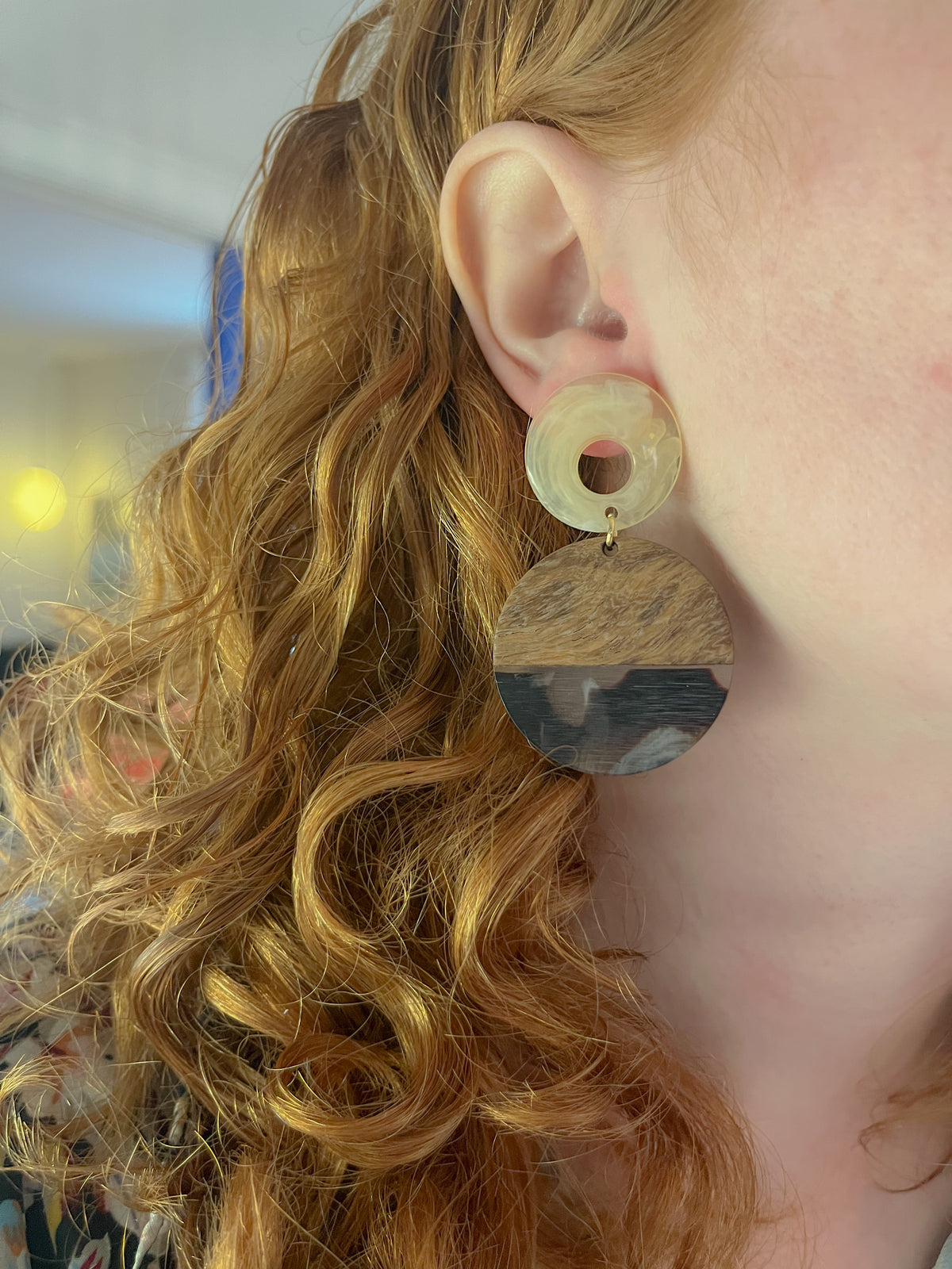 Frederikke, statement øreringe i akryl og messing fra Winther Design