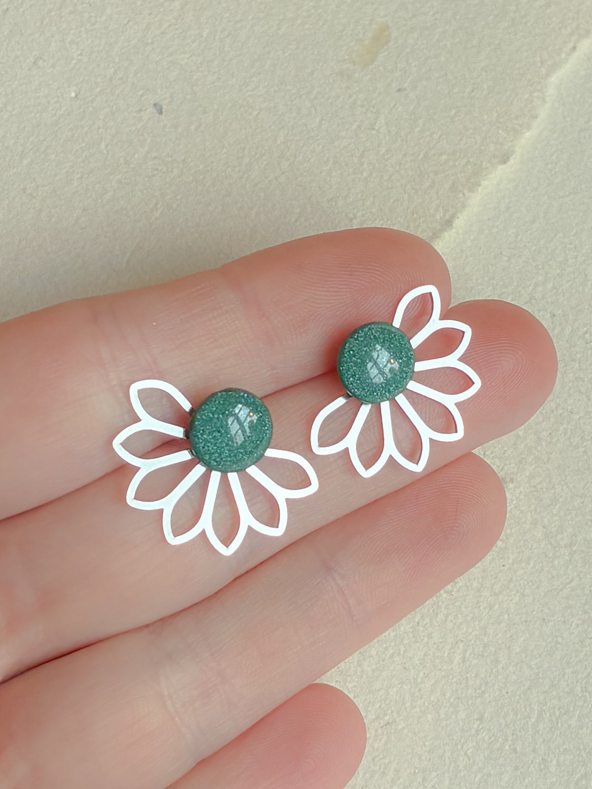 Grøn Dot med bagstykke i stål, blomst, fra Winther Design