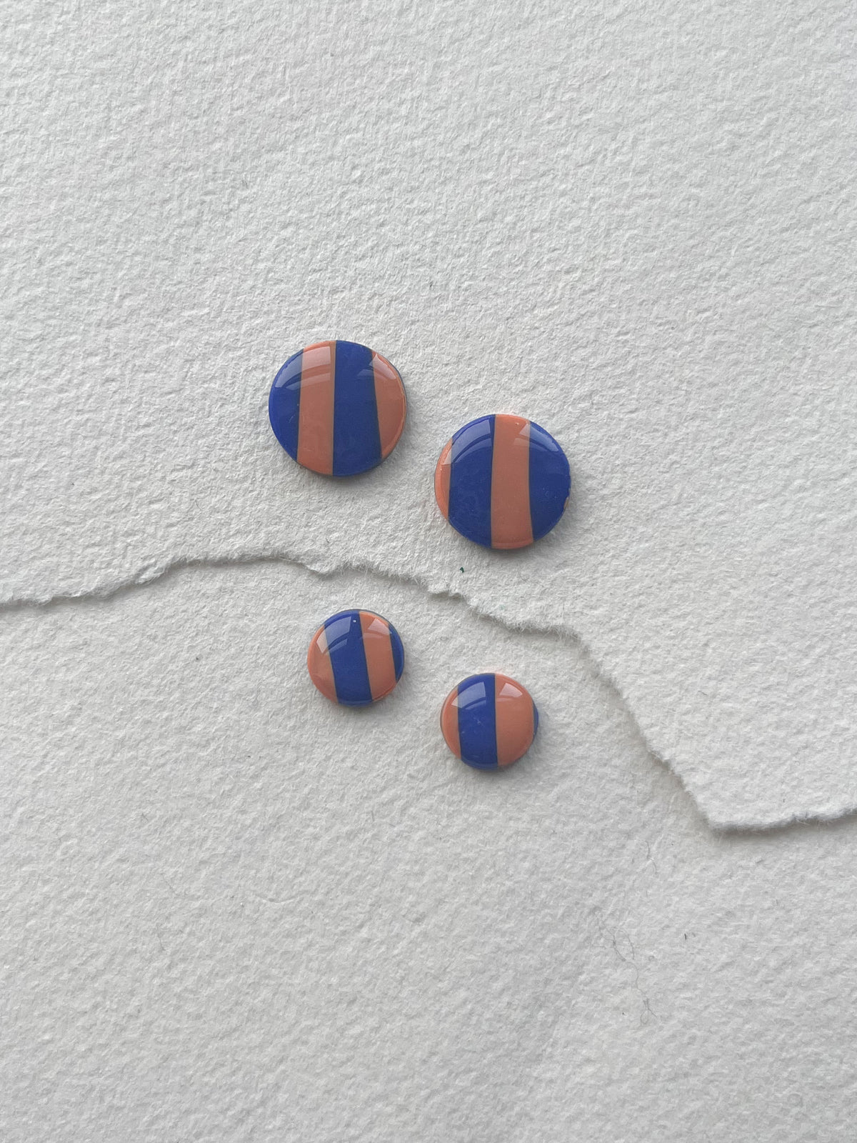 Stribede og tofarvede DOTS ørestikker i akryl, blå / klar orange, fra Winther Design