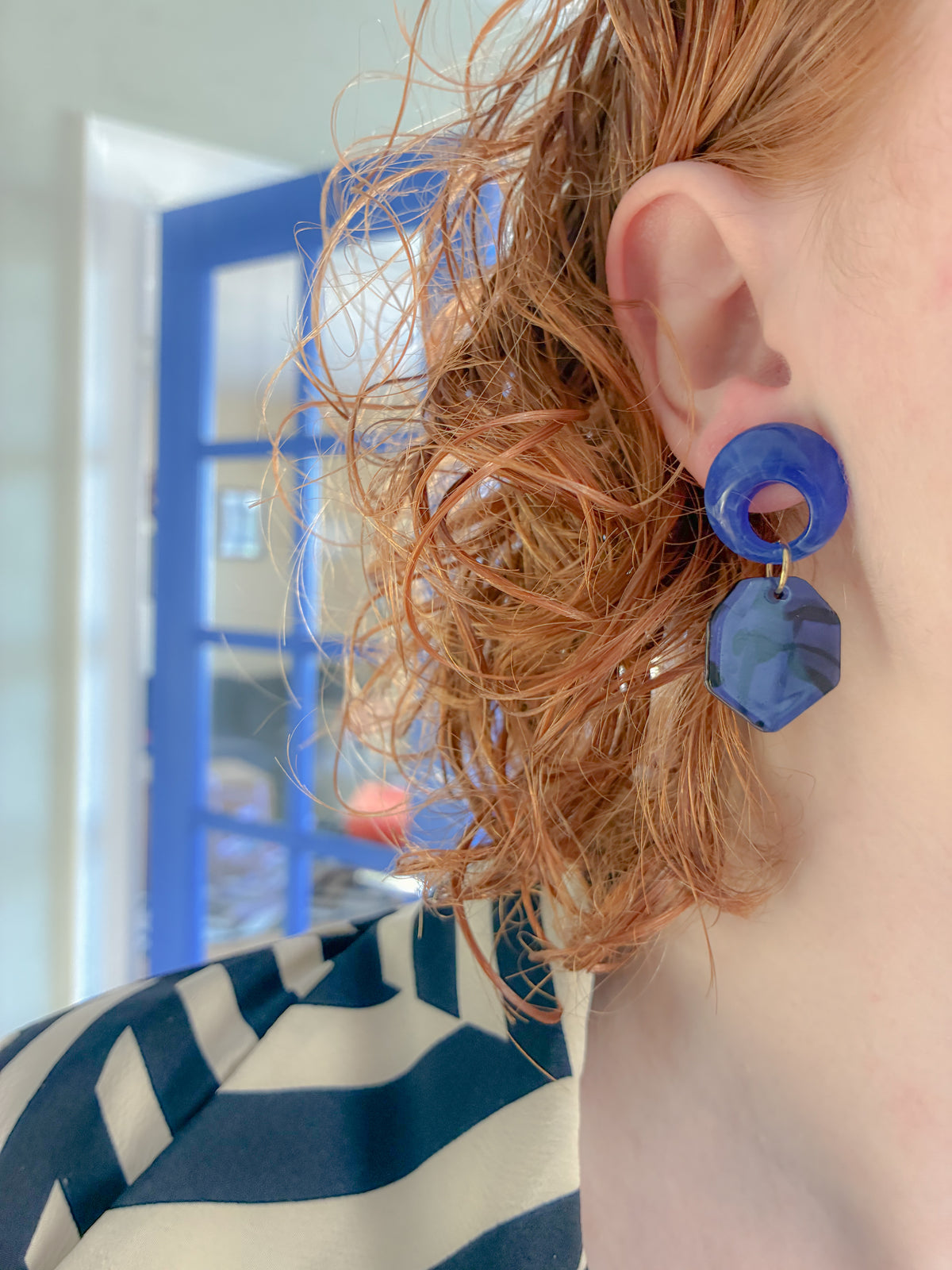 Winnie, statement øreringe i akryl fra Winther Design
