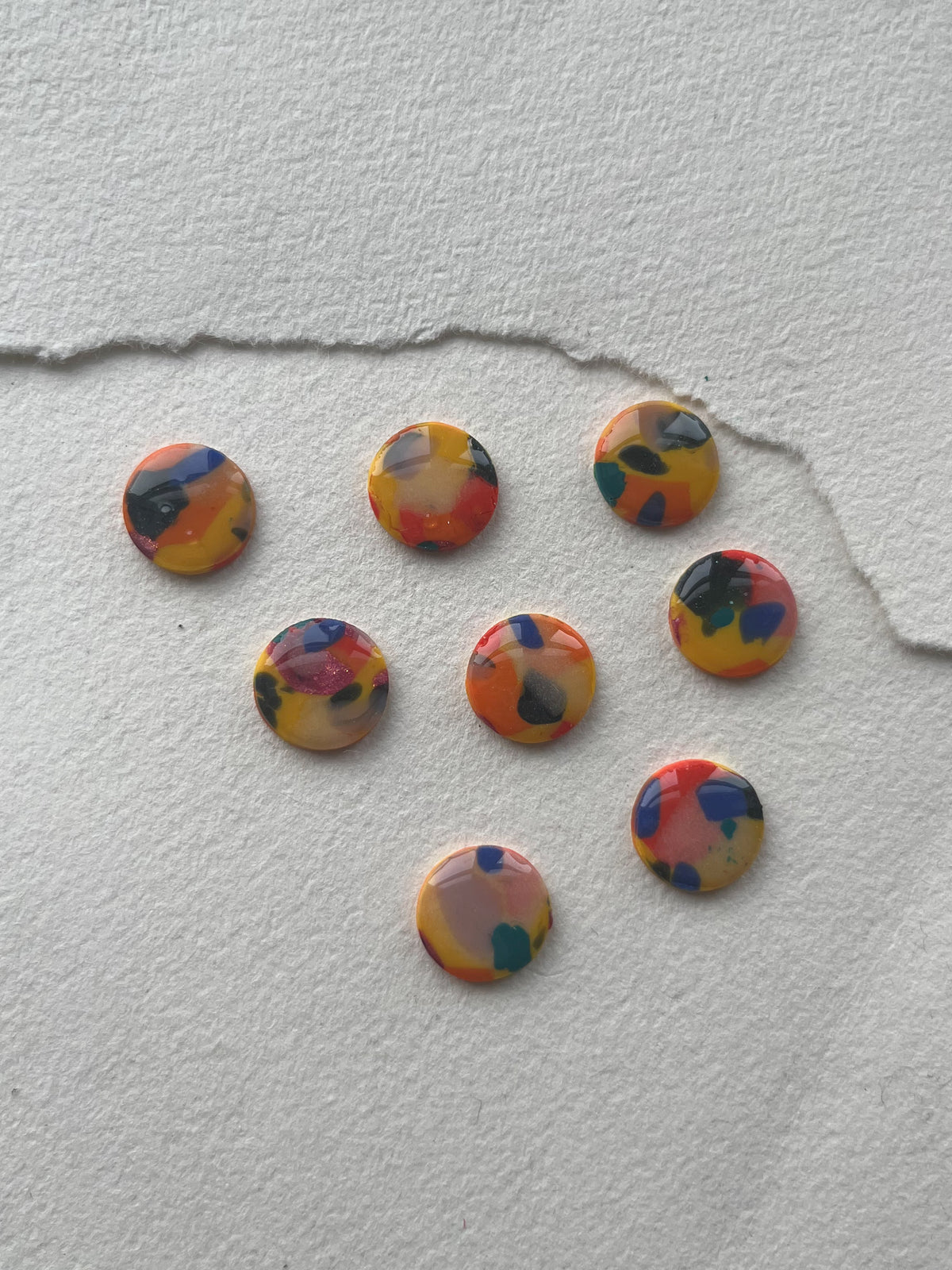 Mønstrede DOTS ørestikker i akryl, gul m. farvesplash, fra Winther Design