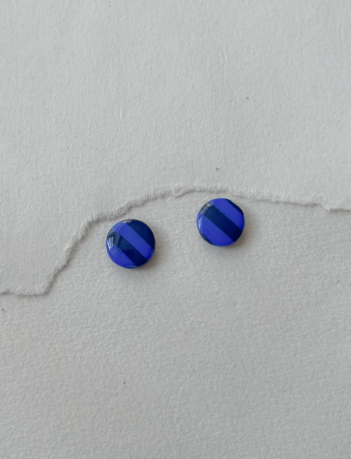 Stribede og tofarvede DOTS ørestikker i akryl, blå / mørk blå, fra Winther Design