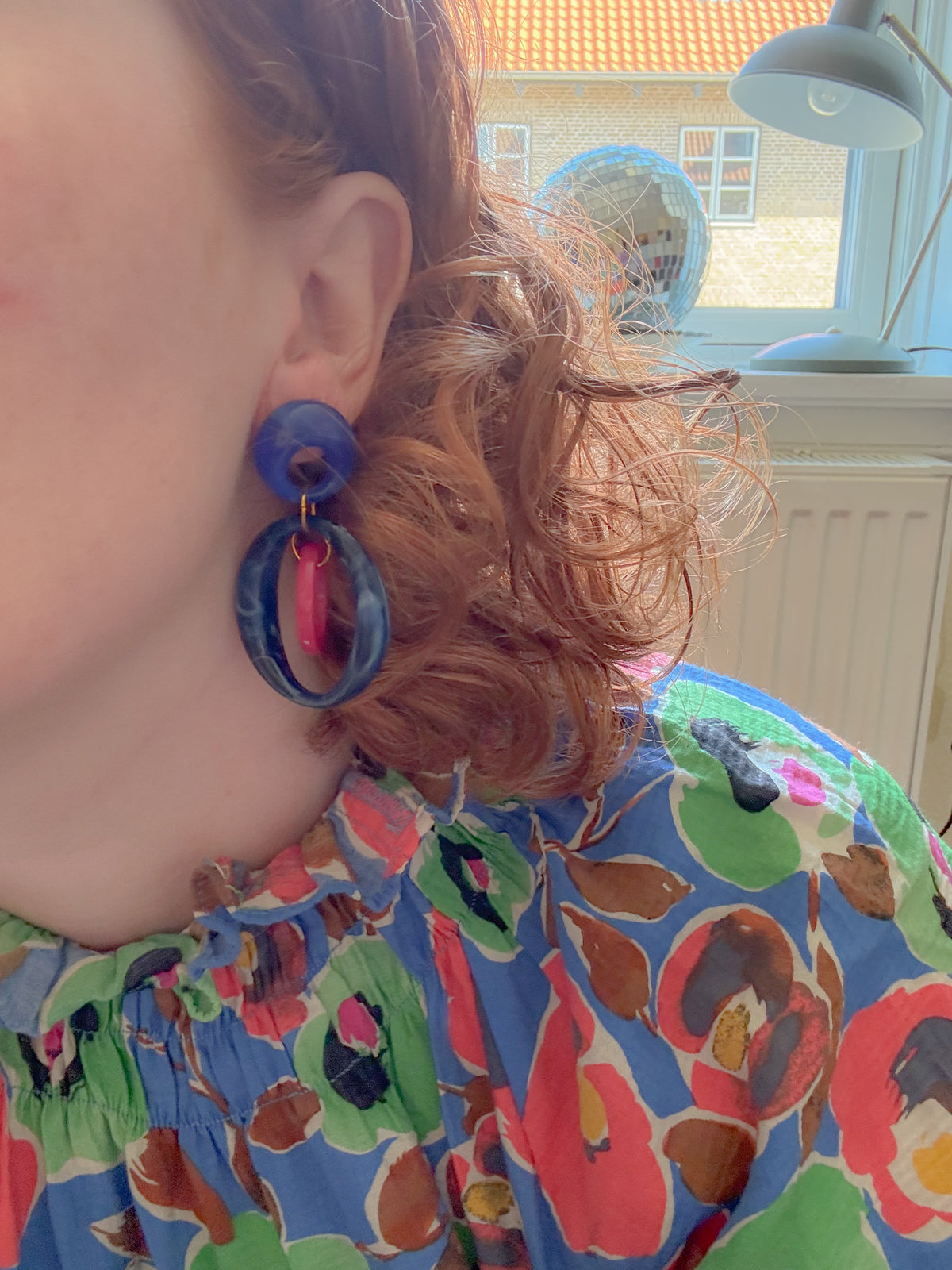 Daniella, statement øreringe i akryl og messing fra Winther Design