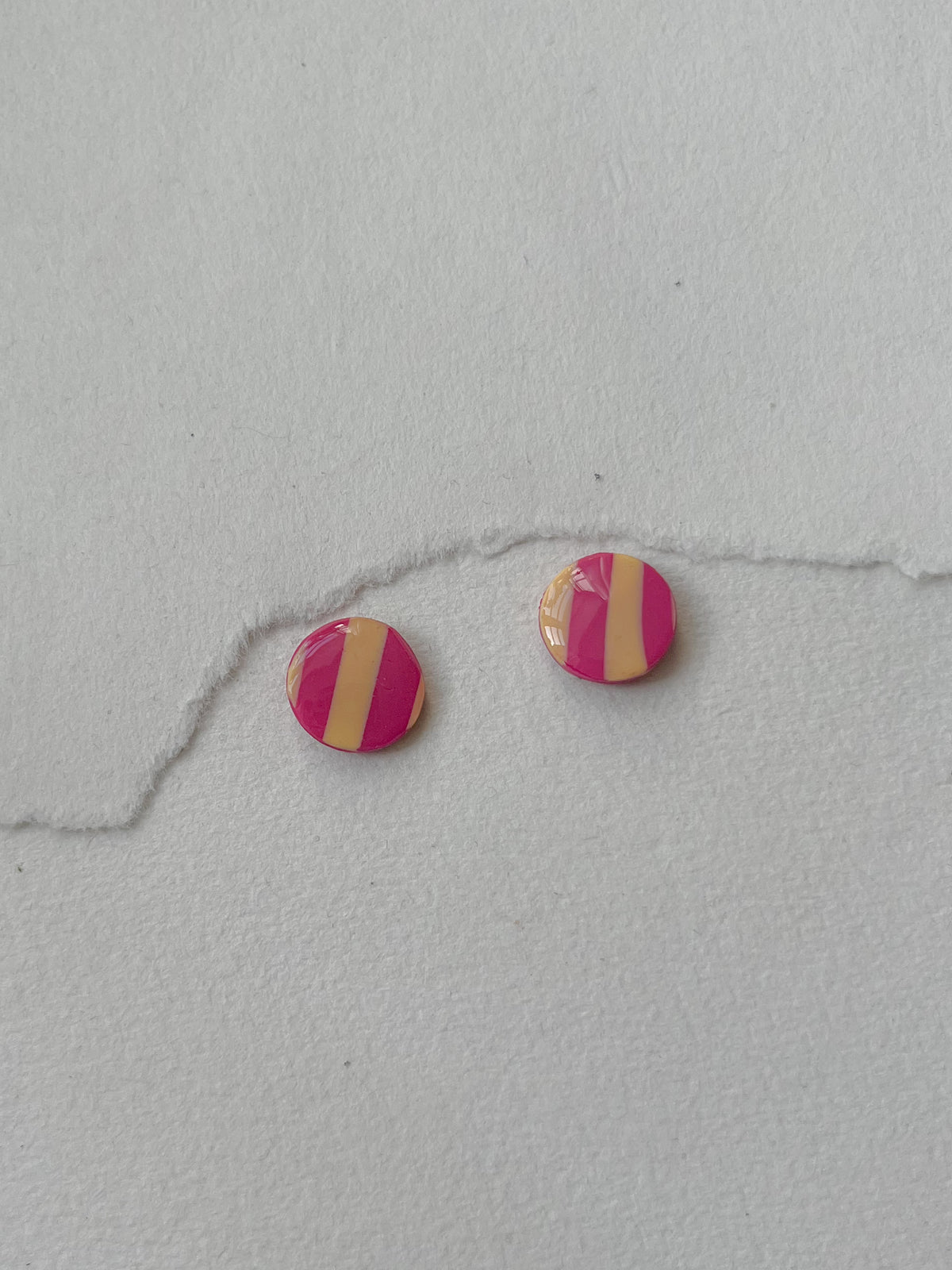 Stribede og tofarvede DOTS ørestikker i akryl, pink / lys gul, fra Winther Design