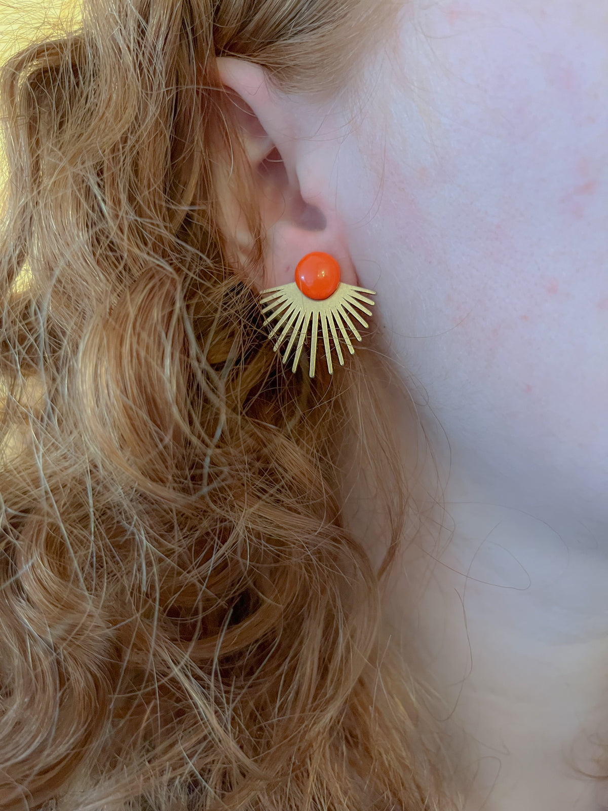 Orange dot med bagstykke i messing, stor stråle, fra Winther Design