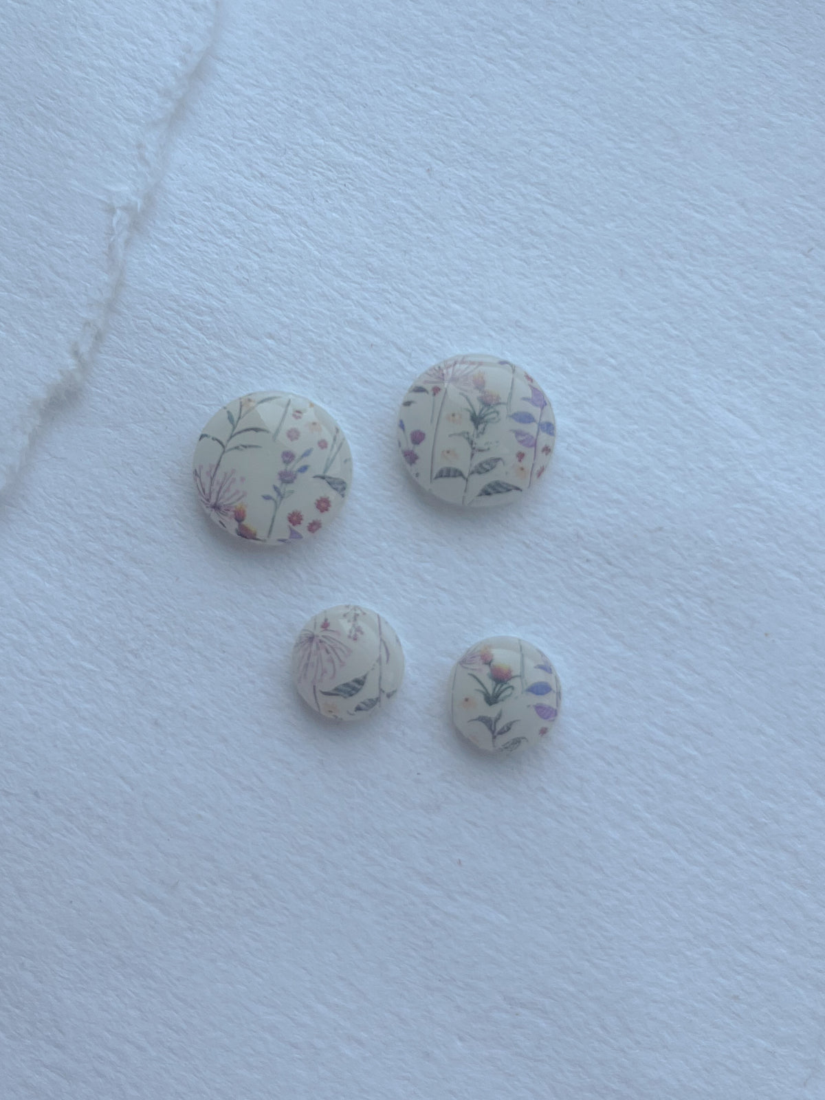Mønstrede DOTS ørestikker i akryl, lys m. blomster, fra Winther Design