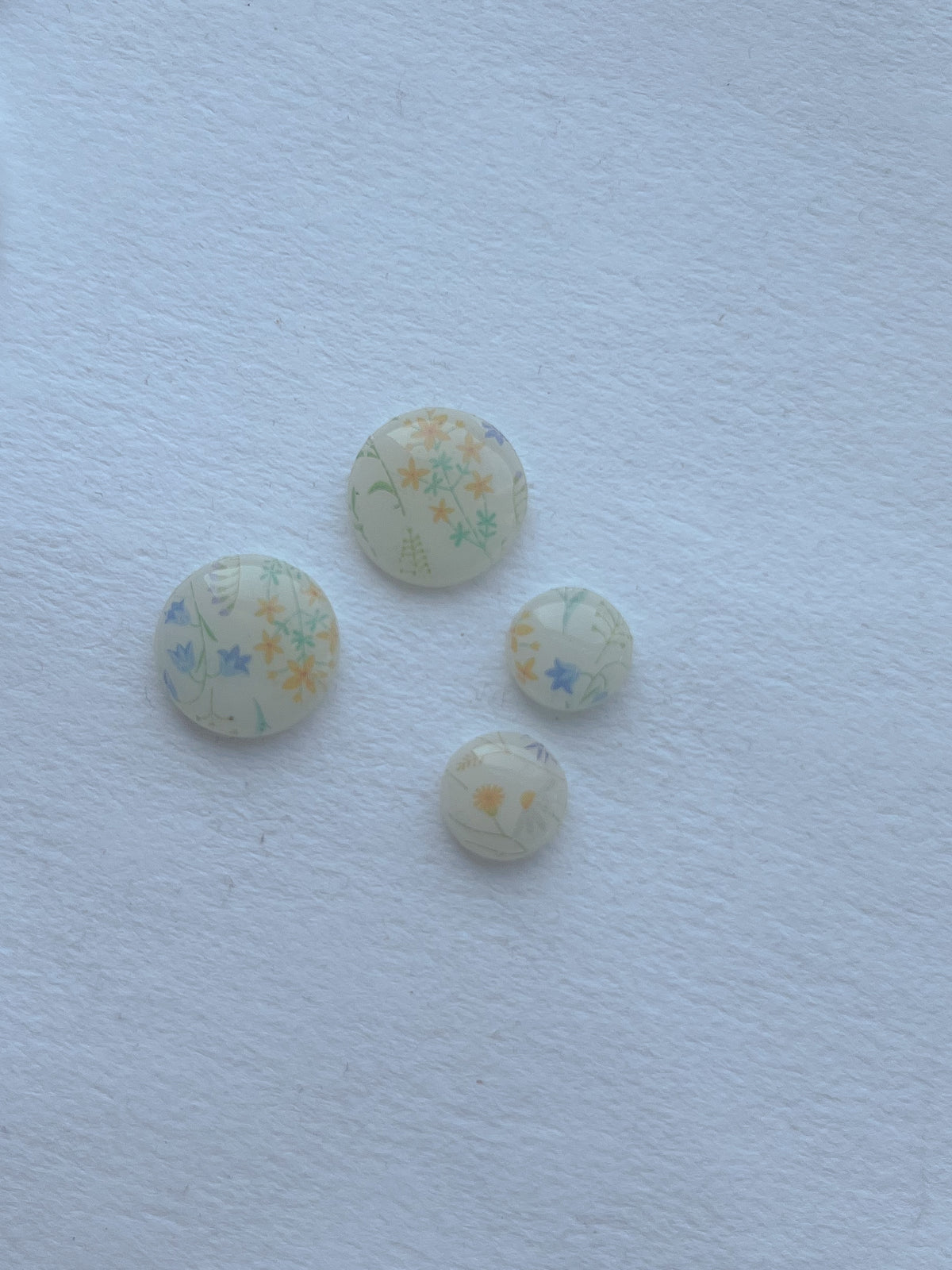 Mønstrede DOTS ørestikker i akryl, lys m. gule blomster, fra Winther Design