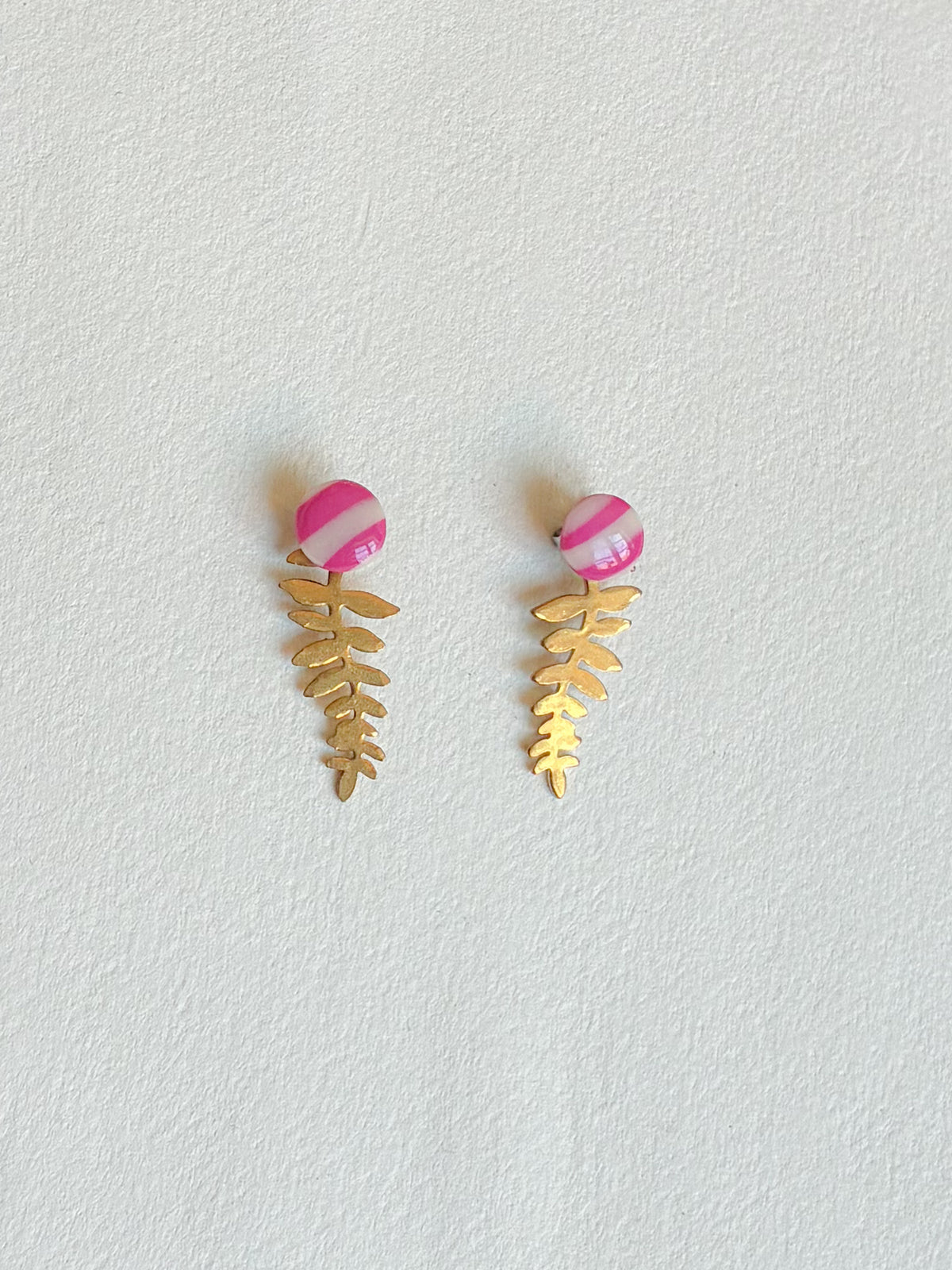 Stribet dot med bagstykke i messing, blad, fra Winther Design