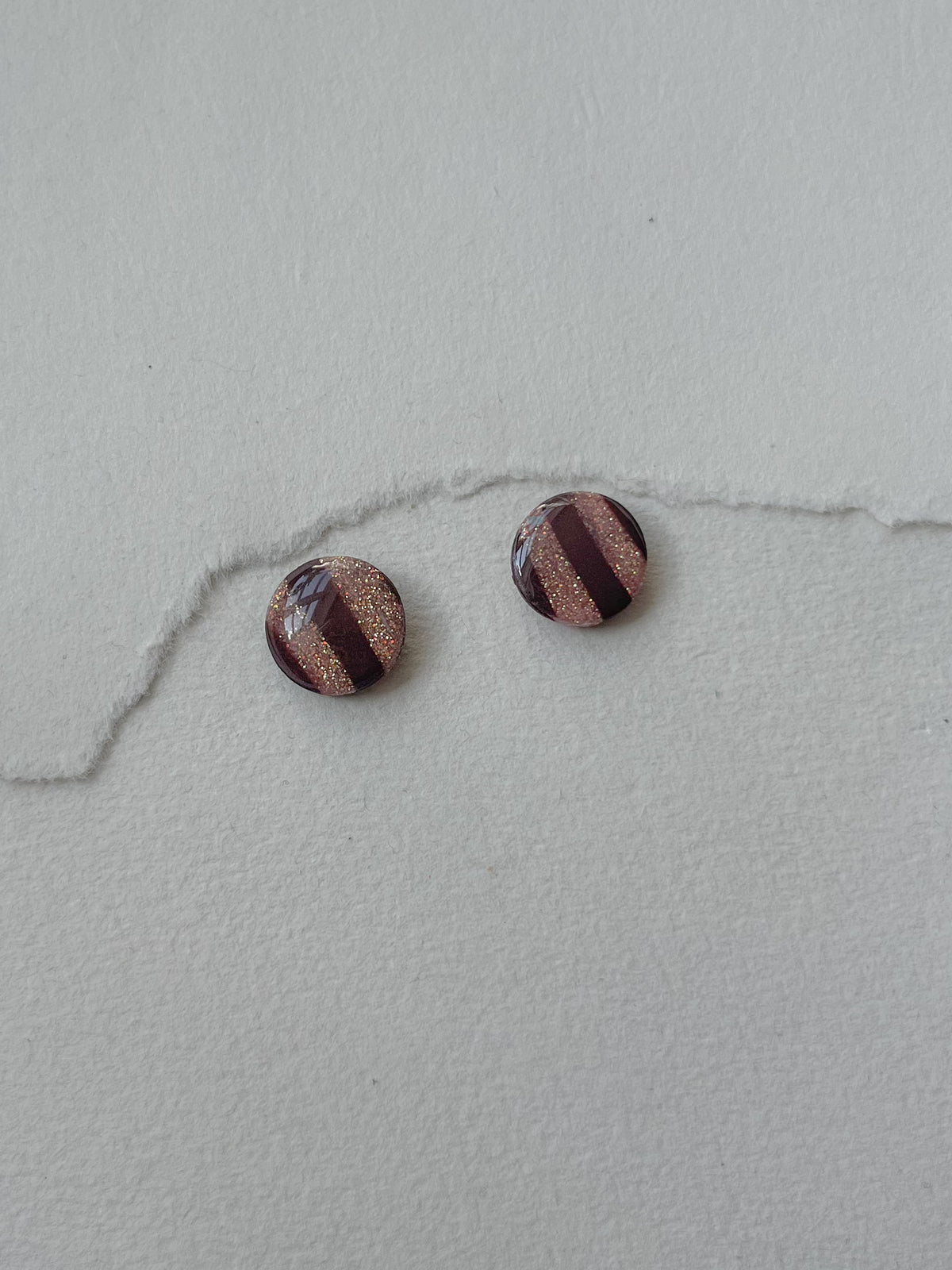 Stribede og tofarvede DOTS ørestikker i akryl, brun / glimmer, fra Winther Design