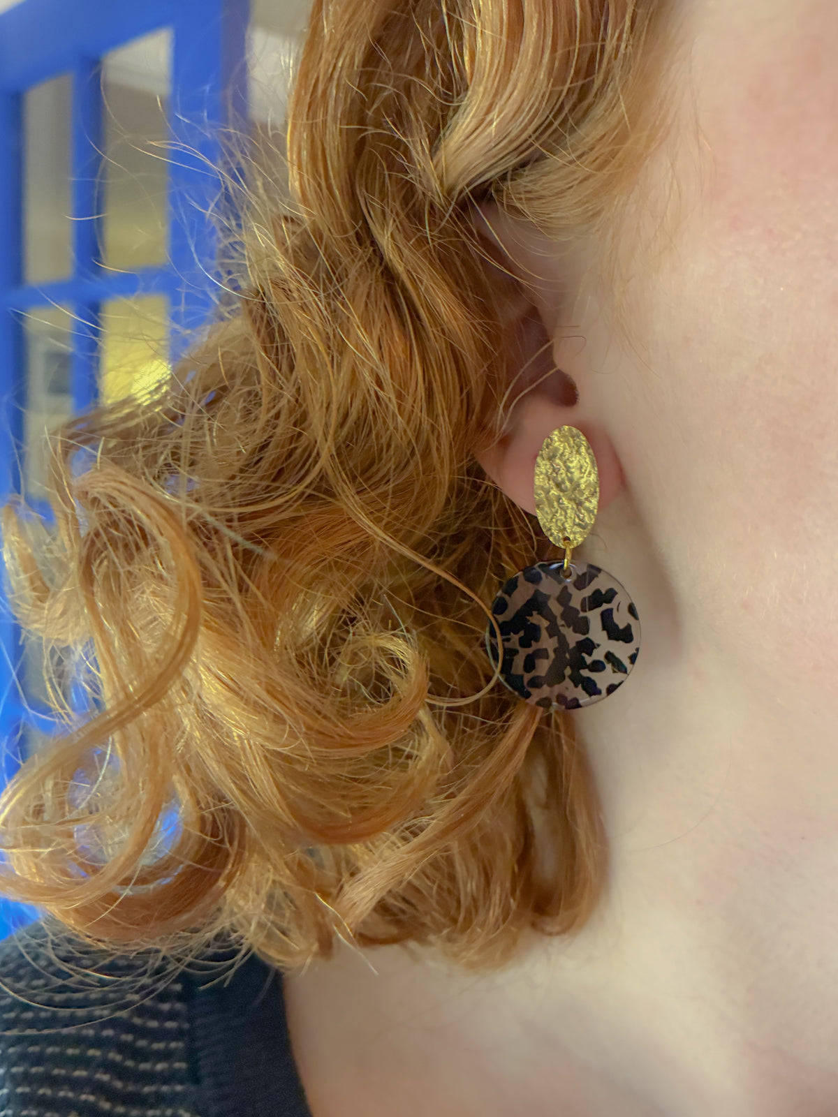 Frida mini, statement øreringe i akryl og messing fra Winther Design