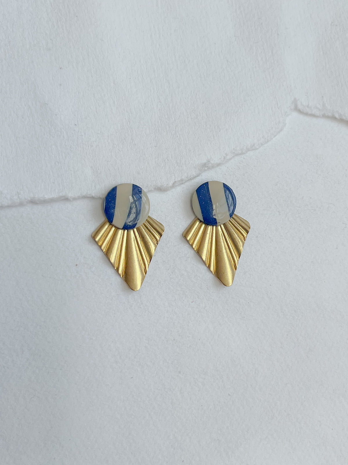 Stribet navy-lys dot med bagstykke i messing fra Winther Design