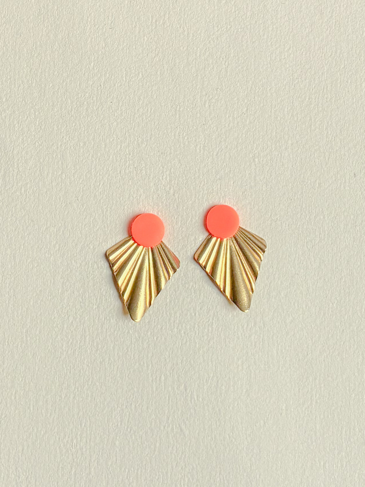 Neon orange dot med bagstykke i messing, draperet, fra Winther Design