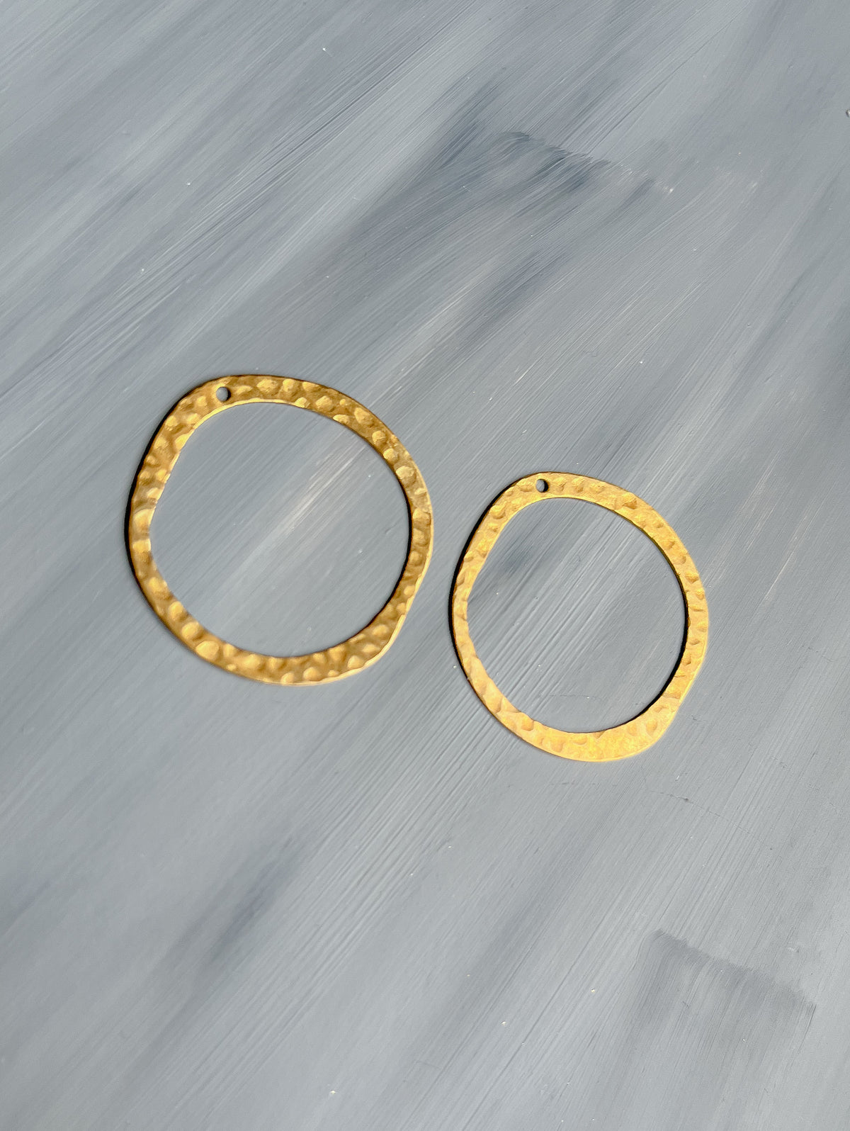 Bagstykke i messing, hammered circle, til DOTS ørestikker fra Winther Design