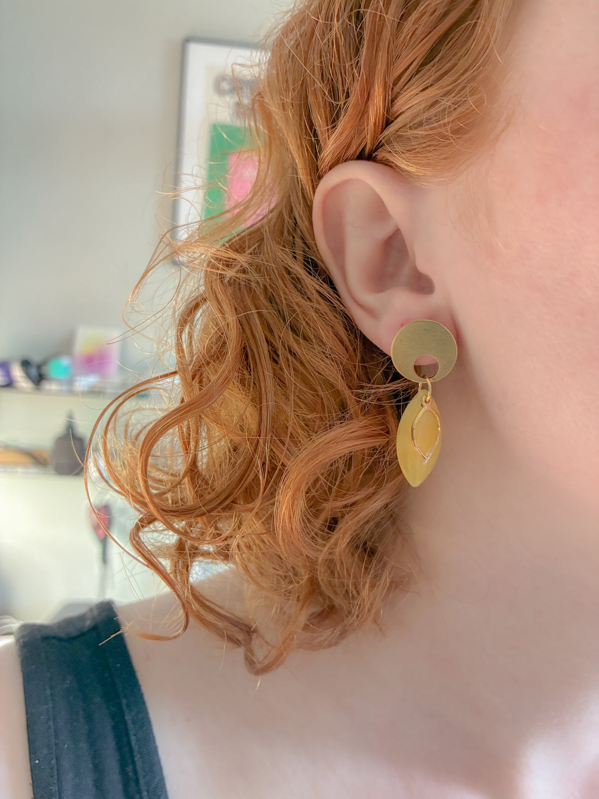 Sonja mini, statement øreringe i akryl og messing fra Winther Design