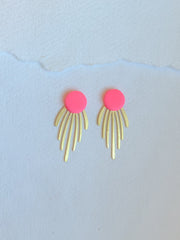 Pink dot med bagstykke i messing, lang frynse, fra Winther Design