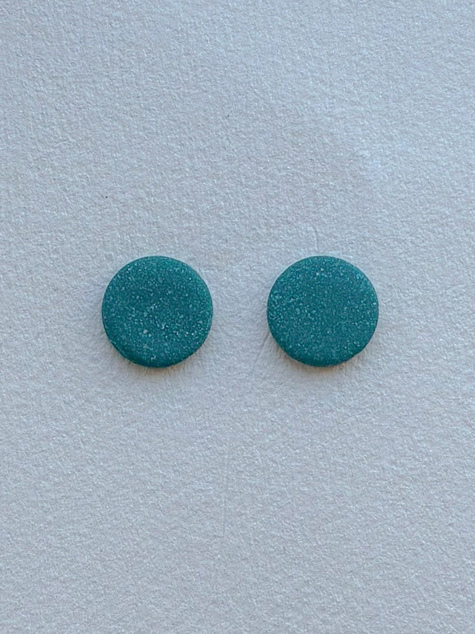 DOTS ørestikker i akryl, glitter petroleum, fra Winther Design
