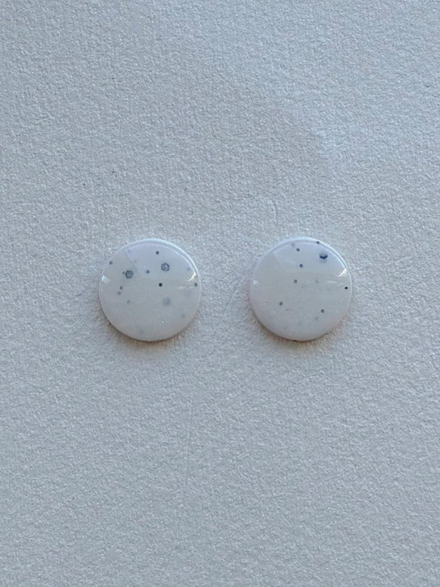 DOTS ørestikker i akryl, hvid m. nister, fra Winther Design