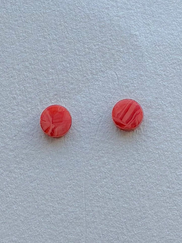 DOTS ørestikker i akryl, koral, fra Winther Design