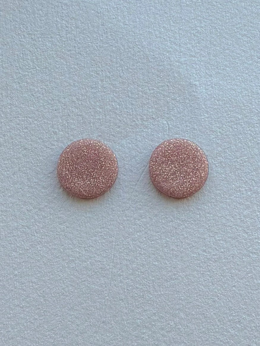 DOTS ørestikker i akryl, rosegold glimmer, fra Winther Design