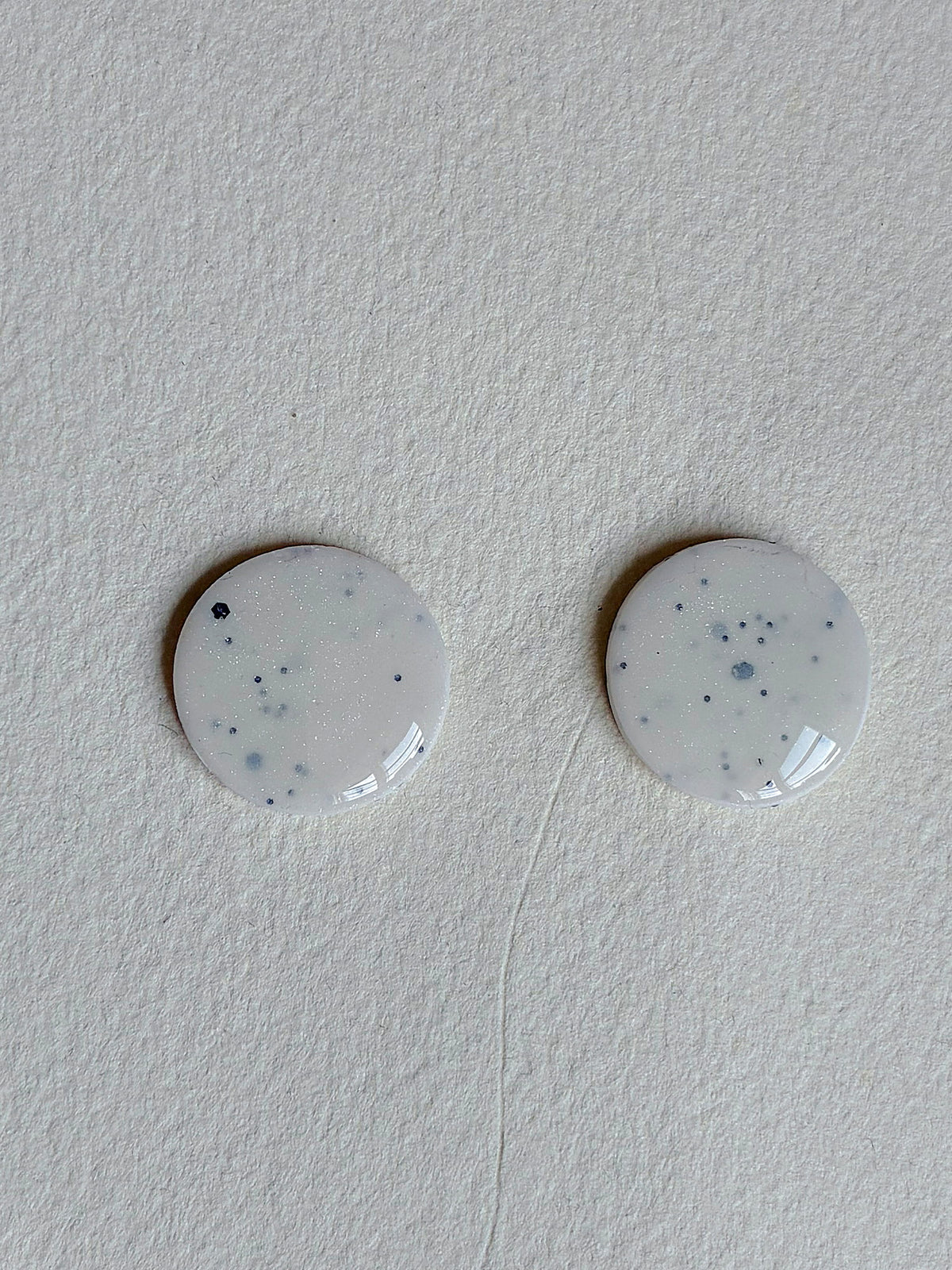 Oversize DOTS ørestikker i akryl, hvid m. nister, fra Winther Design
