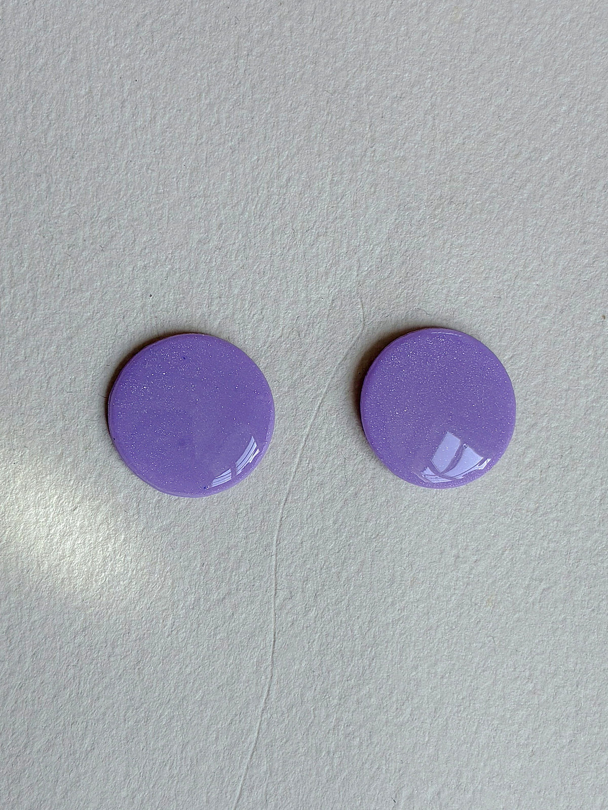 Oversize DOTS ørestikker i akryl, lavendel, fra Winther Design