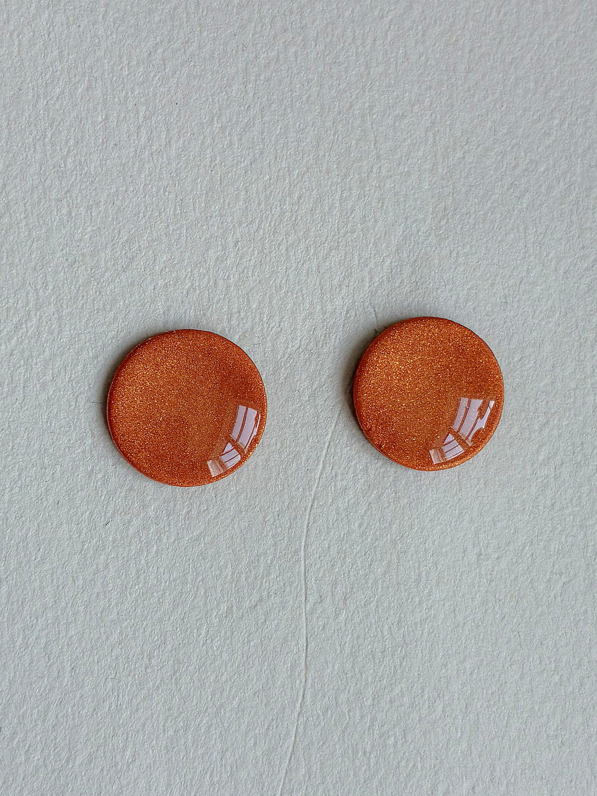 Oversize DOTS ørestikker i akryl, metallic kobber, fra Winther Design