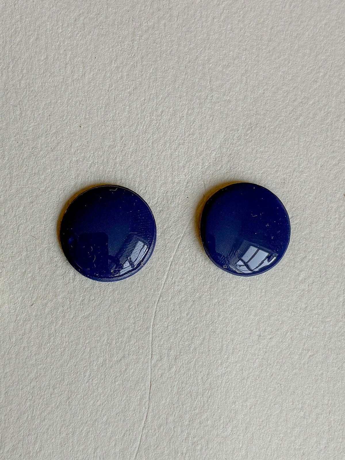 Oversize DOTS ørestikker i akryl, mørk blå, fra Winther Design