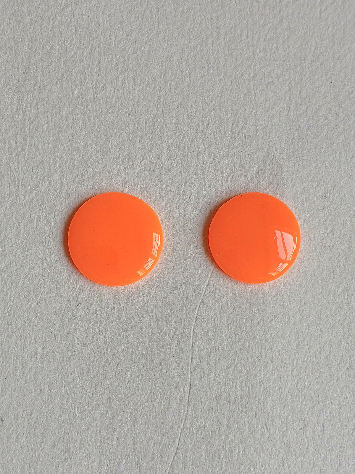Oversize DOTS ørestikker i akryl, neon orange, fra Winther Design