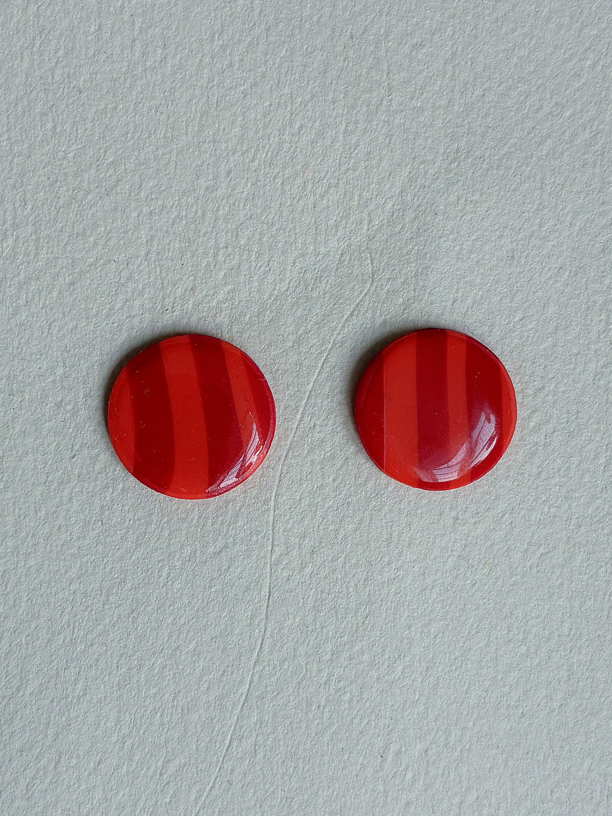 Oversize DOTS ørestikker i akryl, orange/rød, fra Winther Design
