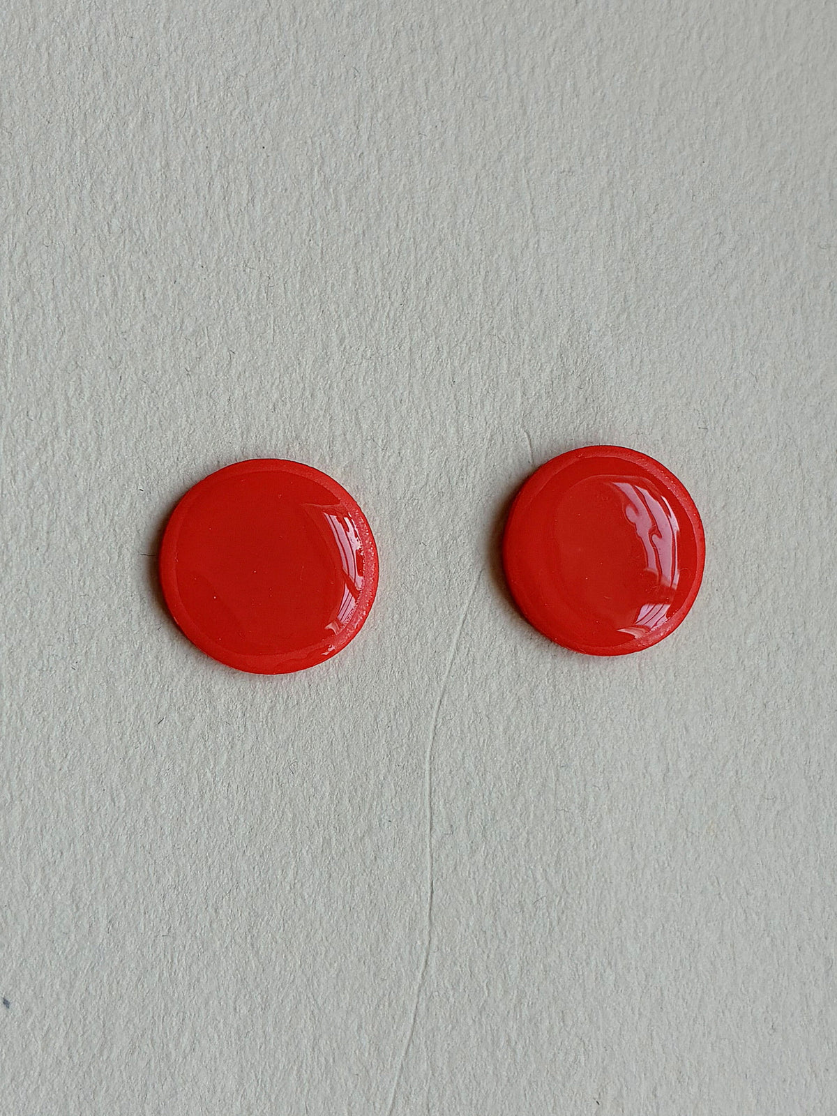 Oversize DOTS ørestikker i akryl, orange, fra Winther Design