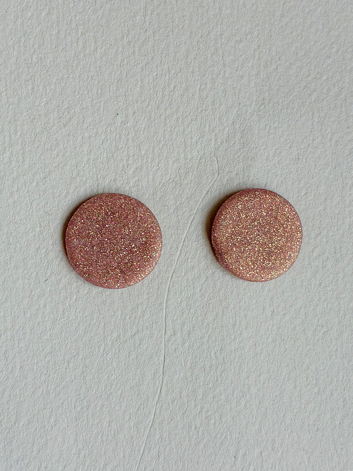 Oversize DOTS ørestikker i akryl, rosa glimmer, fra Winther Design