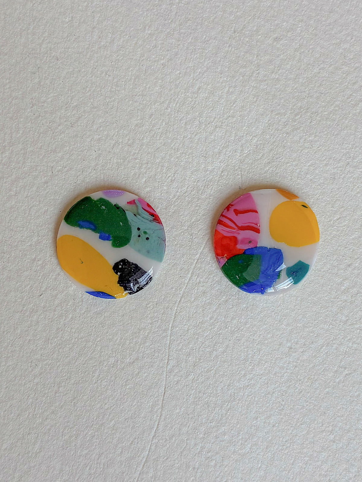 Oversize DOTS ørestikker i akryl, terrazzo unika, fra Winther Design