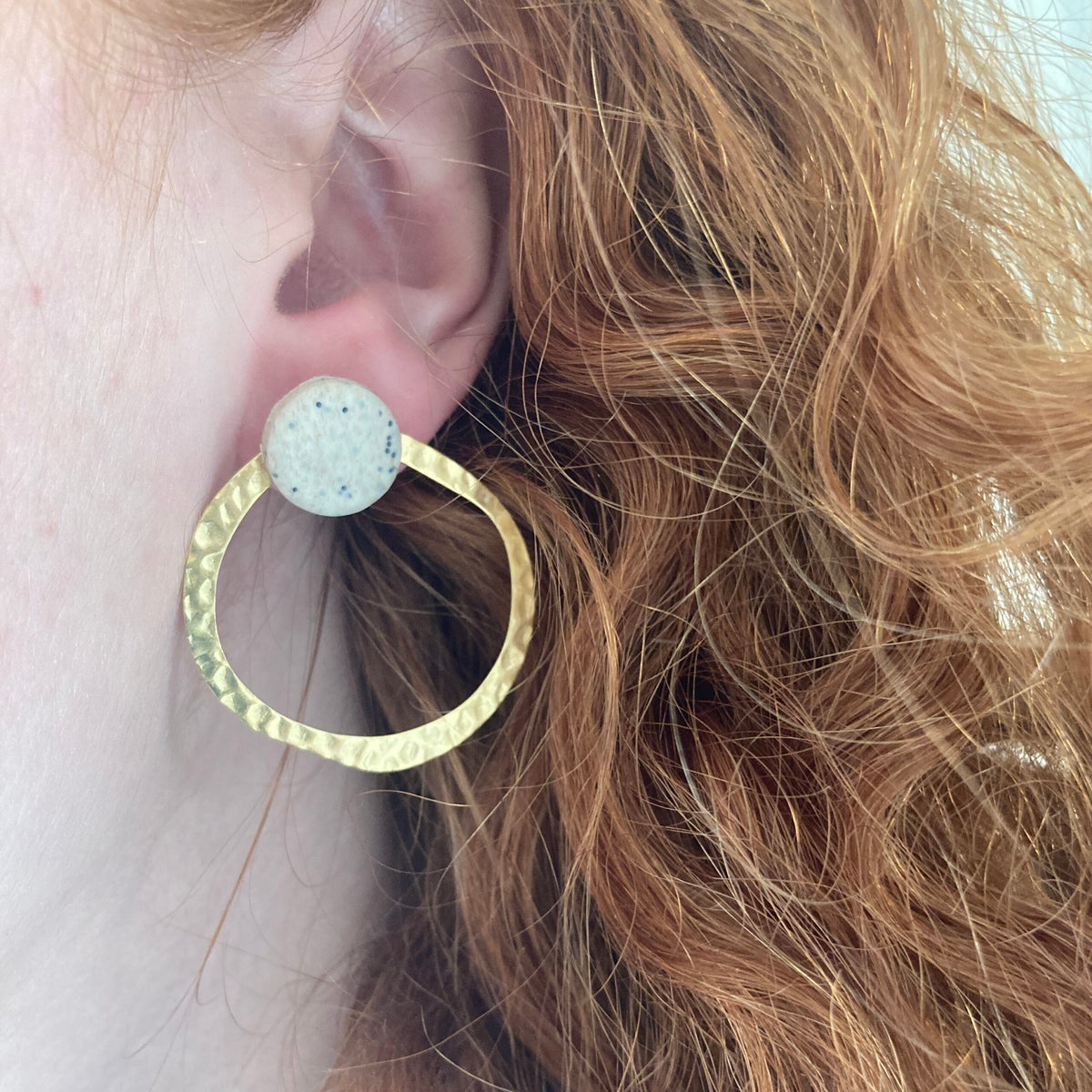 Bagstykke i messing, hammered circle, til DOTS ørestikker fra Winther Design